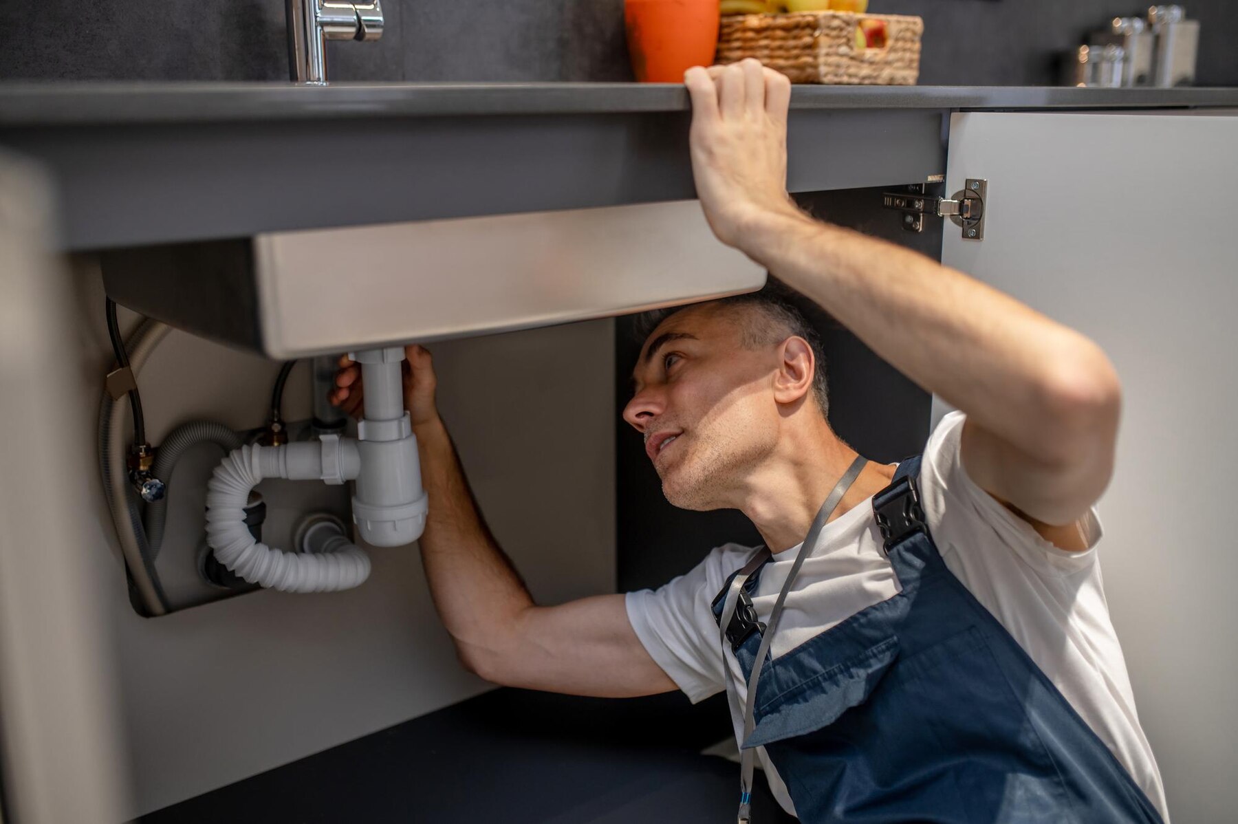 reparacion fontanero hombre mediana edad atento experimentado que examina fondo fregadero cocina 259150 58266